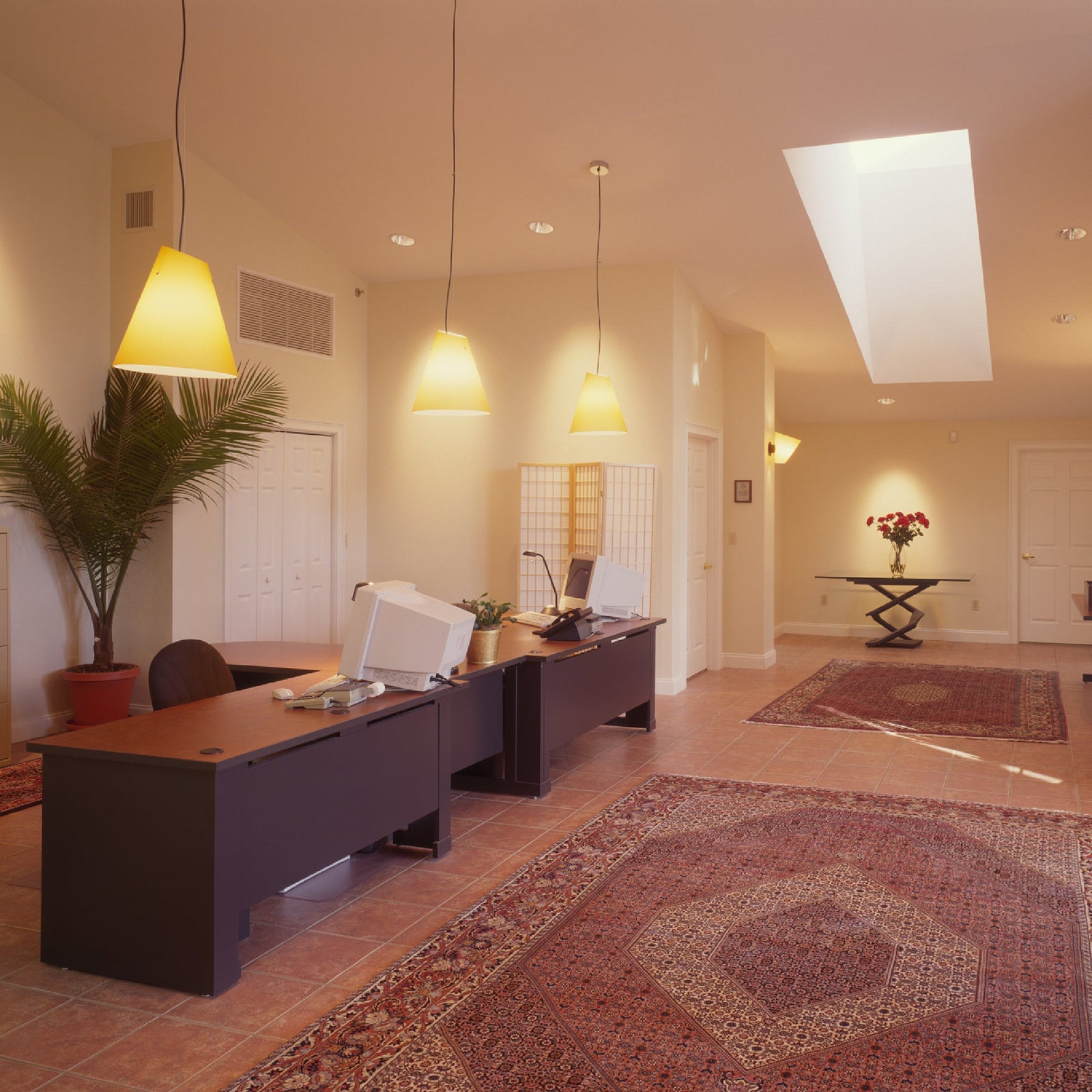 A large rug in the lobby.